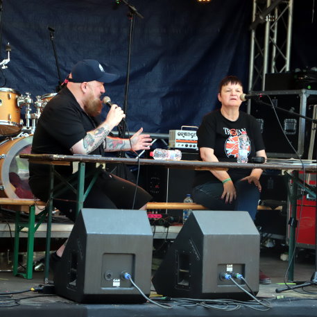 Emma Steel (D) in conversation with Dr. Ring Ding (D) 27. This Is Ska Festival - Wasserburg, Rosslau - 22. Juni 2024 (4).JPG